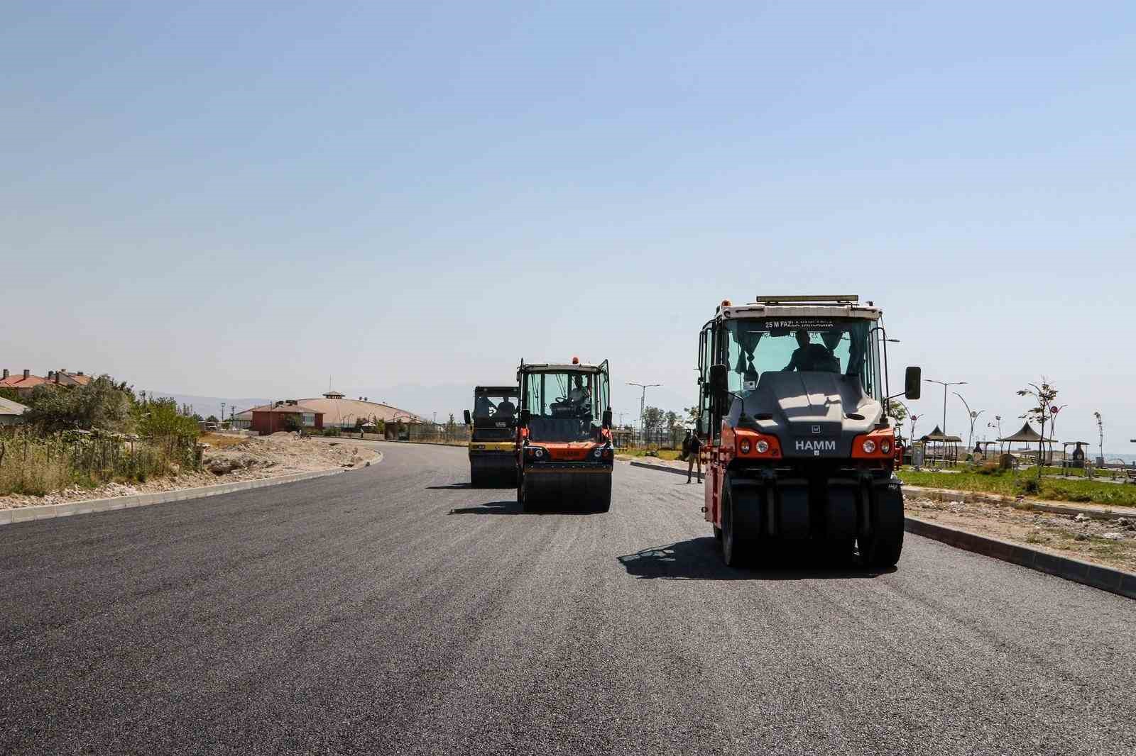 Van G&ouml;l&uuml; gerdanlığı sahil yolunda 3. etap &ccedil;alışmaları devam ediyor
