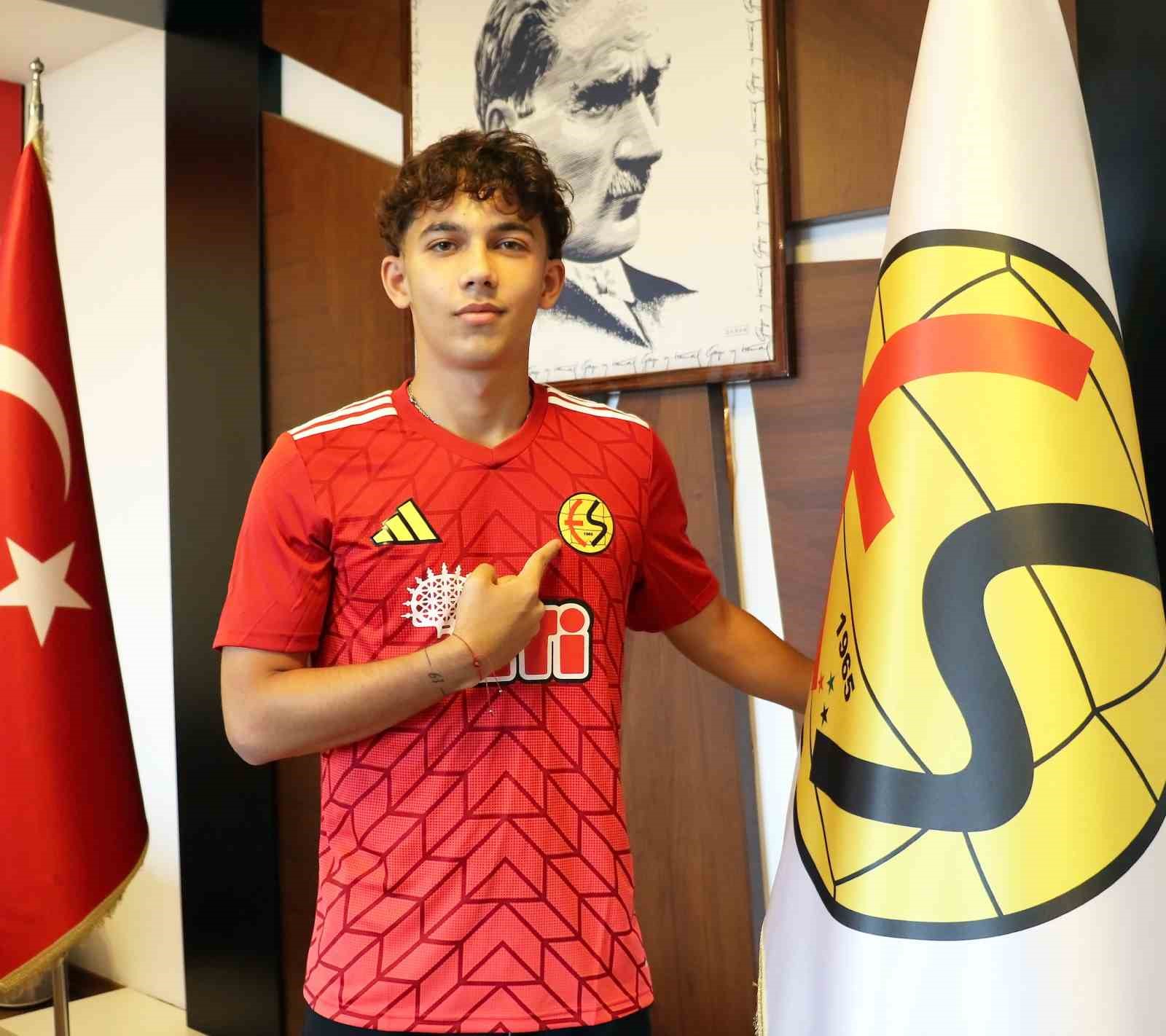 Eskişehirspor altyapı oyuncusu Ozan İsmail Cörüt ile sözleşme imzaladı
