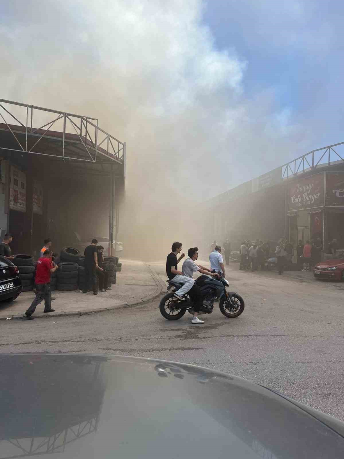 Sanayi sitesinde iş yeri yangını: Siyah dumanlar gökyüzünü kapladı
