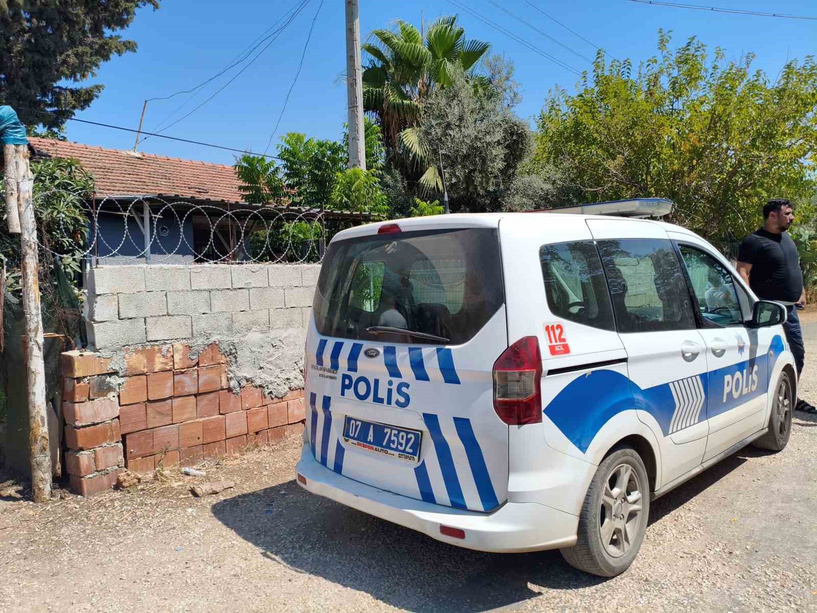 Yakınları tarafından evinde ölü bulundu
