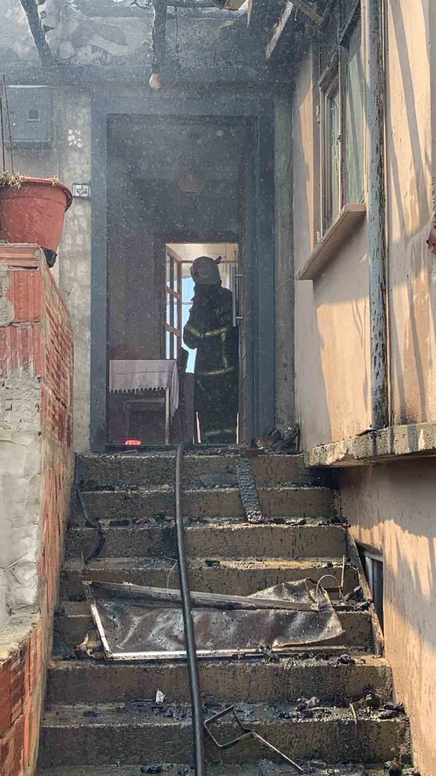 Rize’de çatı yangını korkuttu