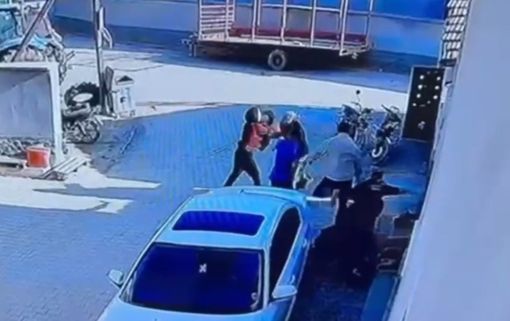 Kadınların saç baş sokak kavgası kamerada

