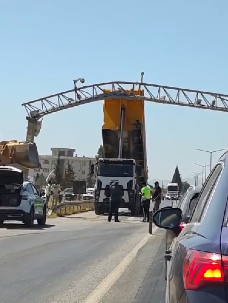 Açık unutulan damper, PTS direğine çarptı
