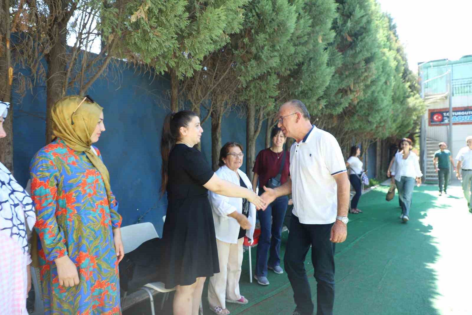 Turgutlulu minik yüzücüler başarı belgelerini aldı
