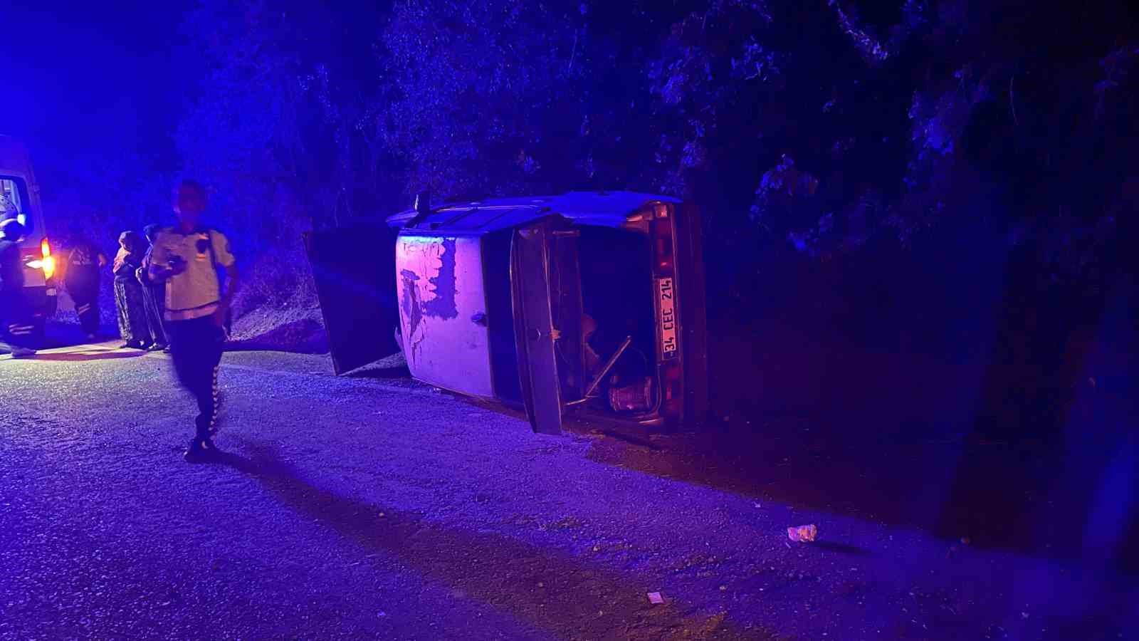 Tofaş Fiat otomobil yan yattı, sürücü olay yerinden kaçtı
