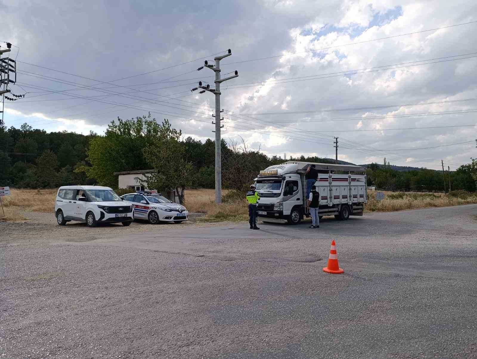 Uşak’ta hayvan sağlığı için yol denetimleri sürüyor