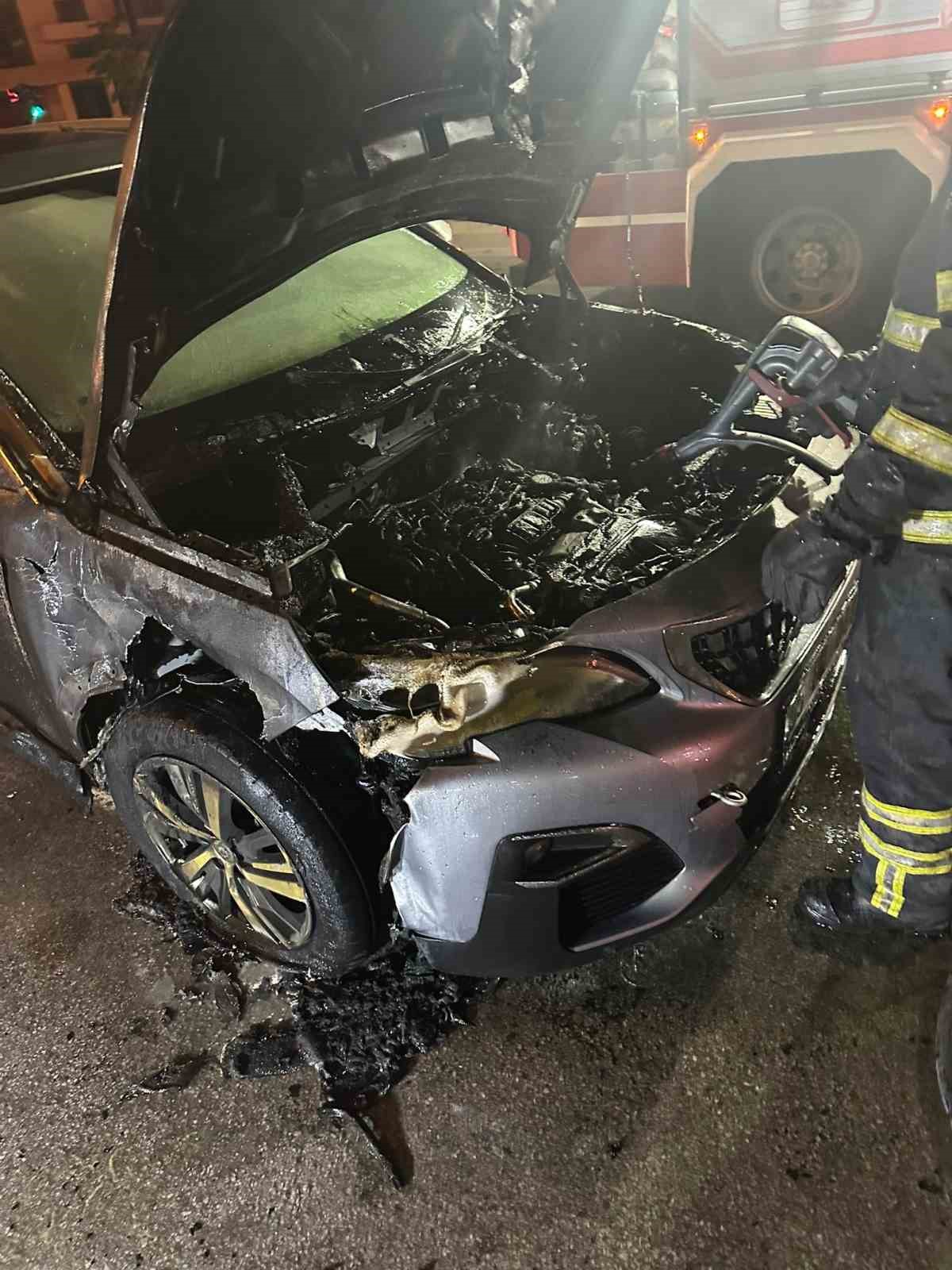 Samsun&rsquo;da otomobil alev alev yandı
