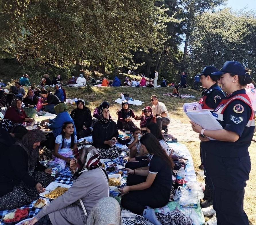Bolu jandarması vatandaşı bilgilendirdi, hediye dağıttı