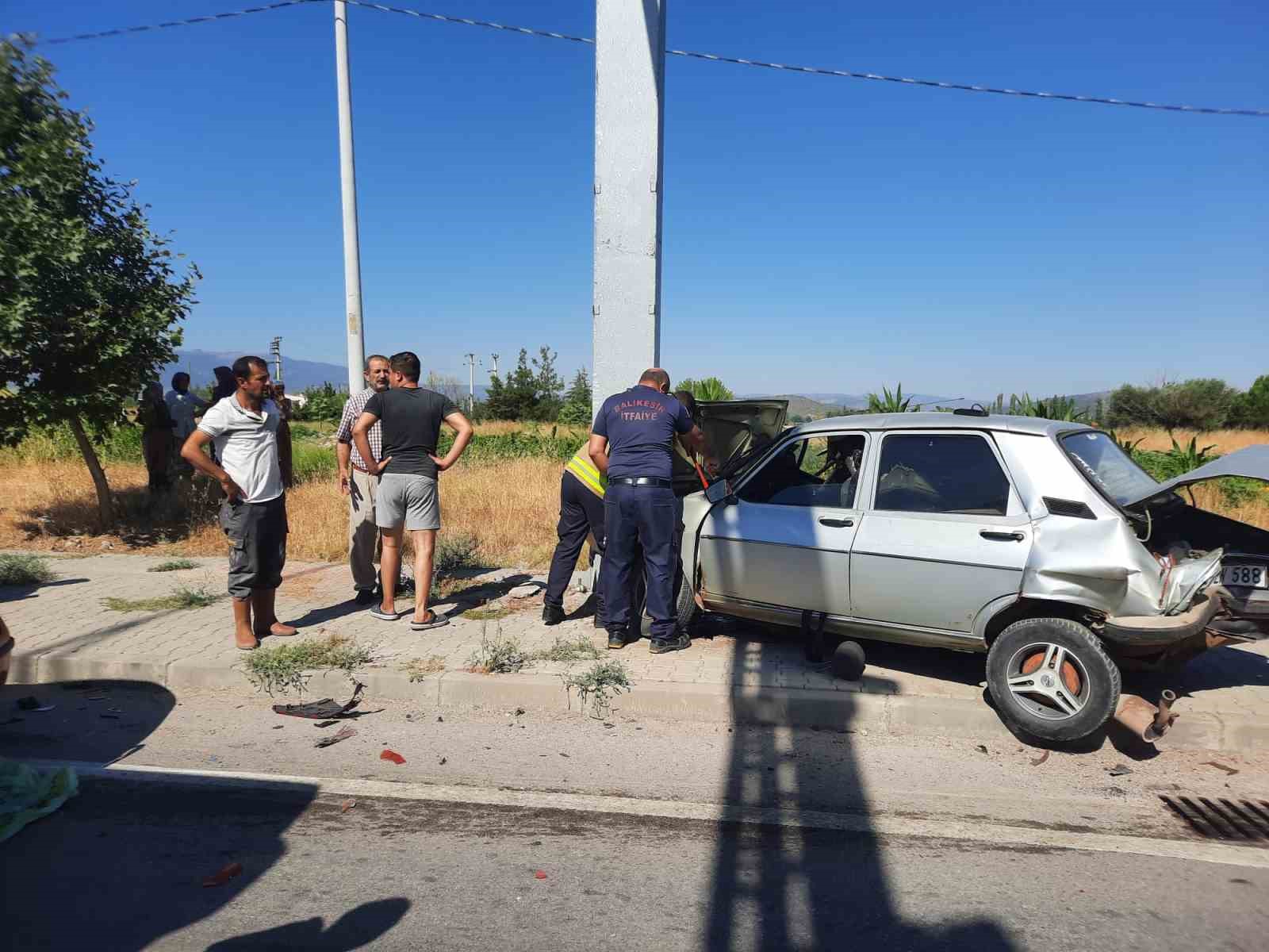 Balıkesir&rsquo;de &ouml;nde giden otomobile arkadan gelen ara&ccedil; &ccedil;arptı: 1 yaralı
