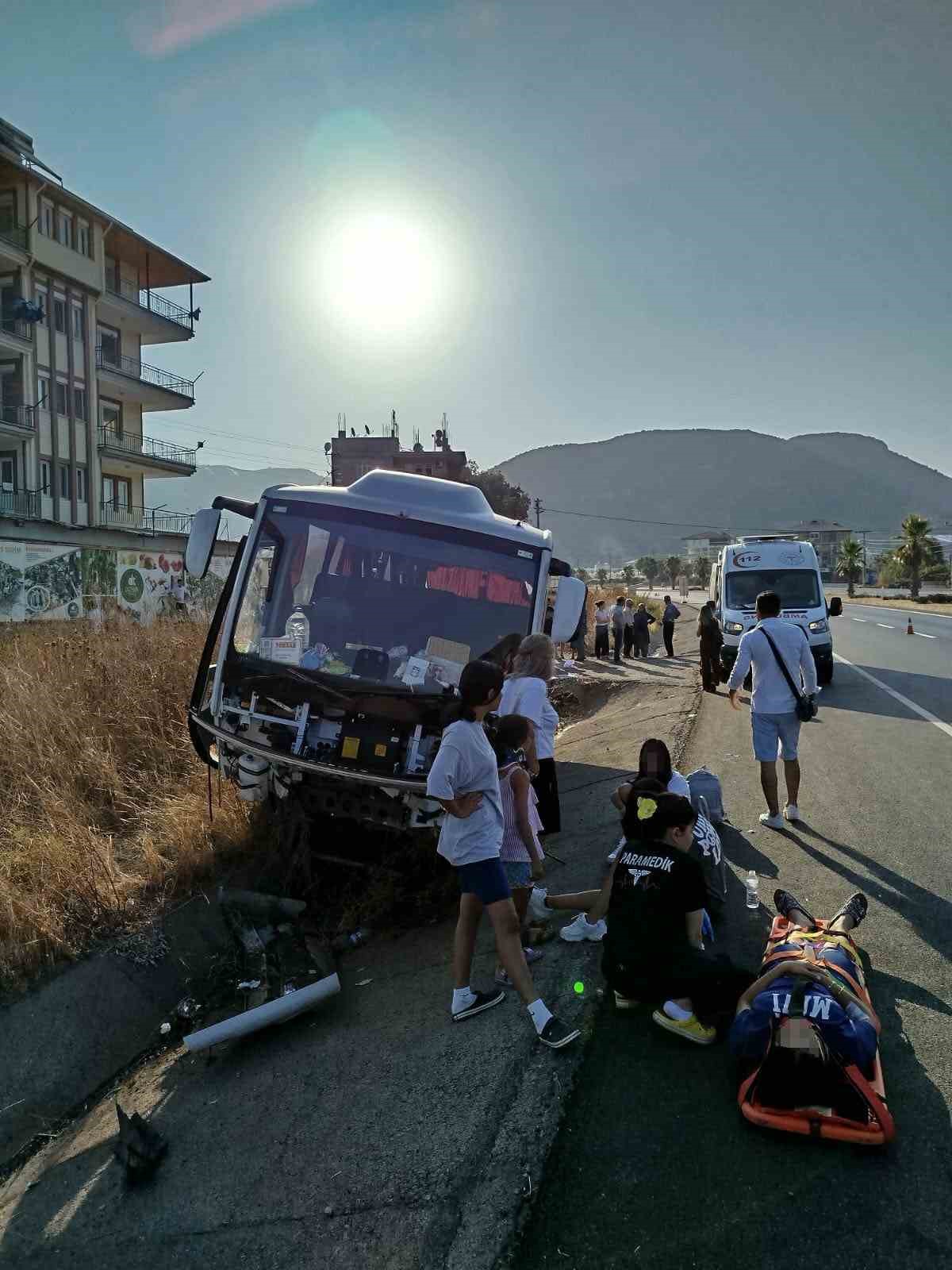 Antalya&rsquo;da tur otob&uuml;s&uuml; drenaj hendeğine girdi: 23 yaralı
