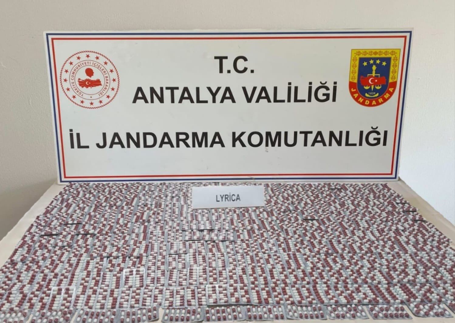 Alanya ve Manavgat&rsquo;ta uyuşturucu operasyonu: 6 bin 250 hap ele ge&ccedil;irildi
