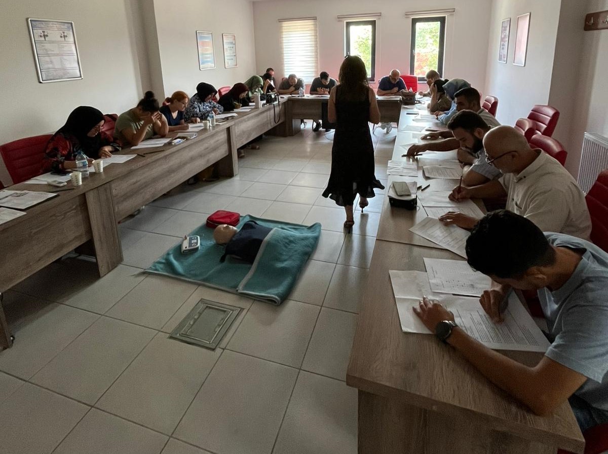 Kamu personeline ilk yardım eğitimi verildi