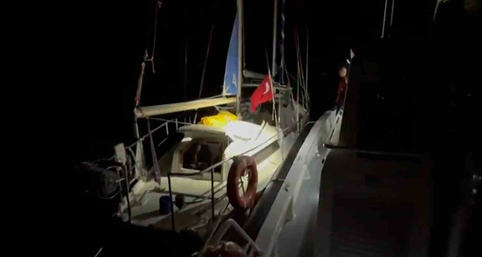 Yelkenli tekne ile kaçarken yakalandılar
