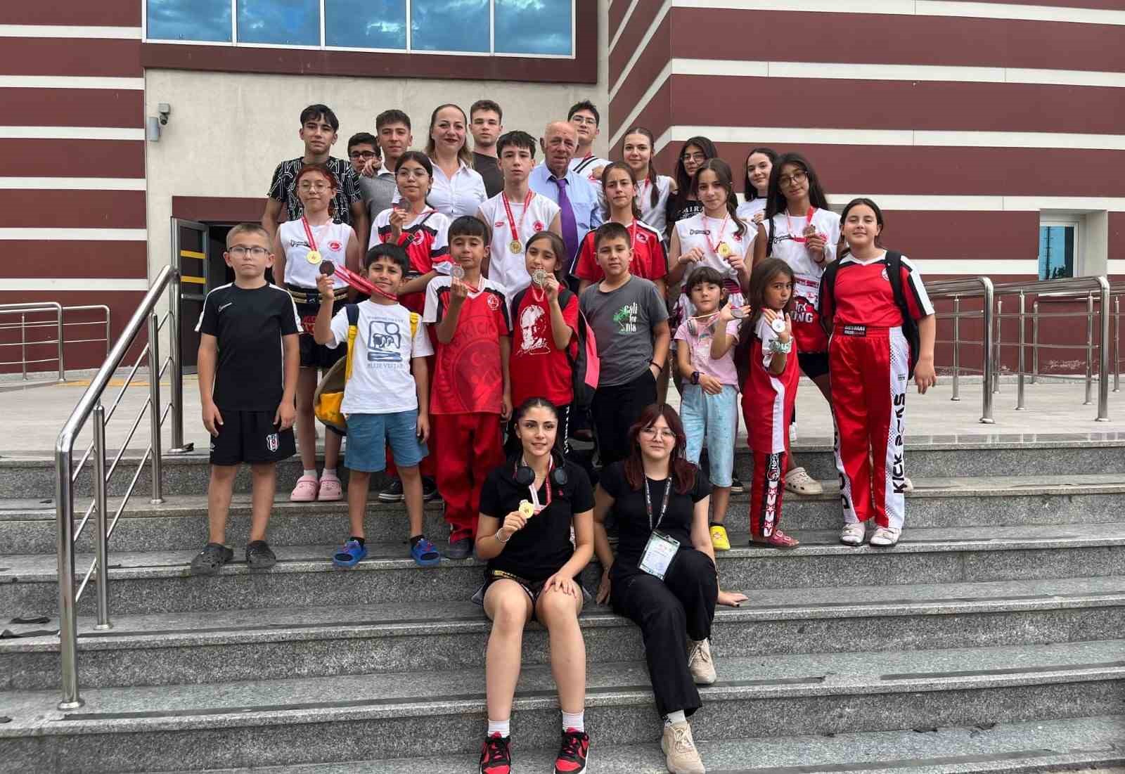 Gedizli kick boksçular Zafer Kupasından 12 madalyayla döndü