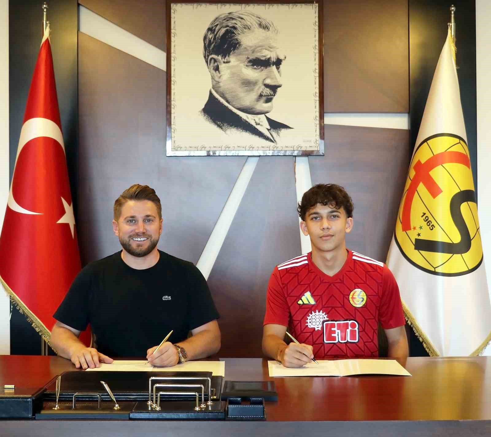 Eskişehirspor altyapı oyuncusu Ozan İsmail Cörüt ile sözleşme imzaladı