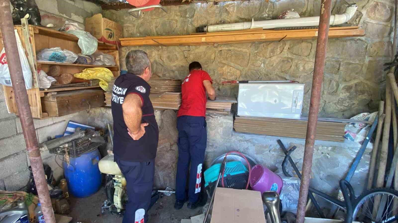 Erzincan’da boruya sıkışan yavru kediyi itfaiye kurtardı