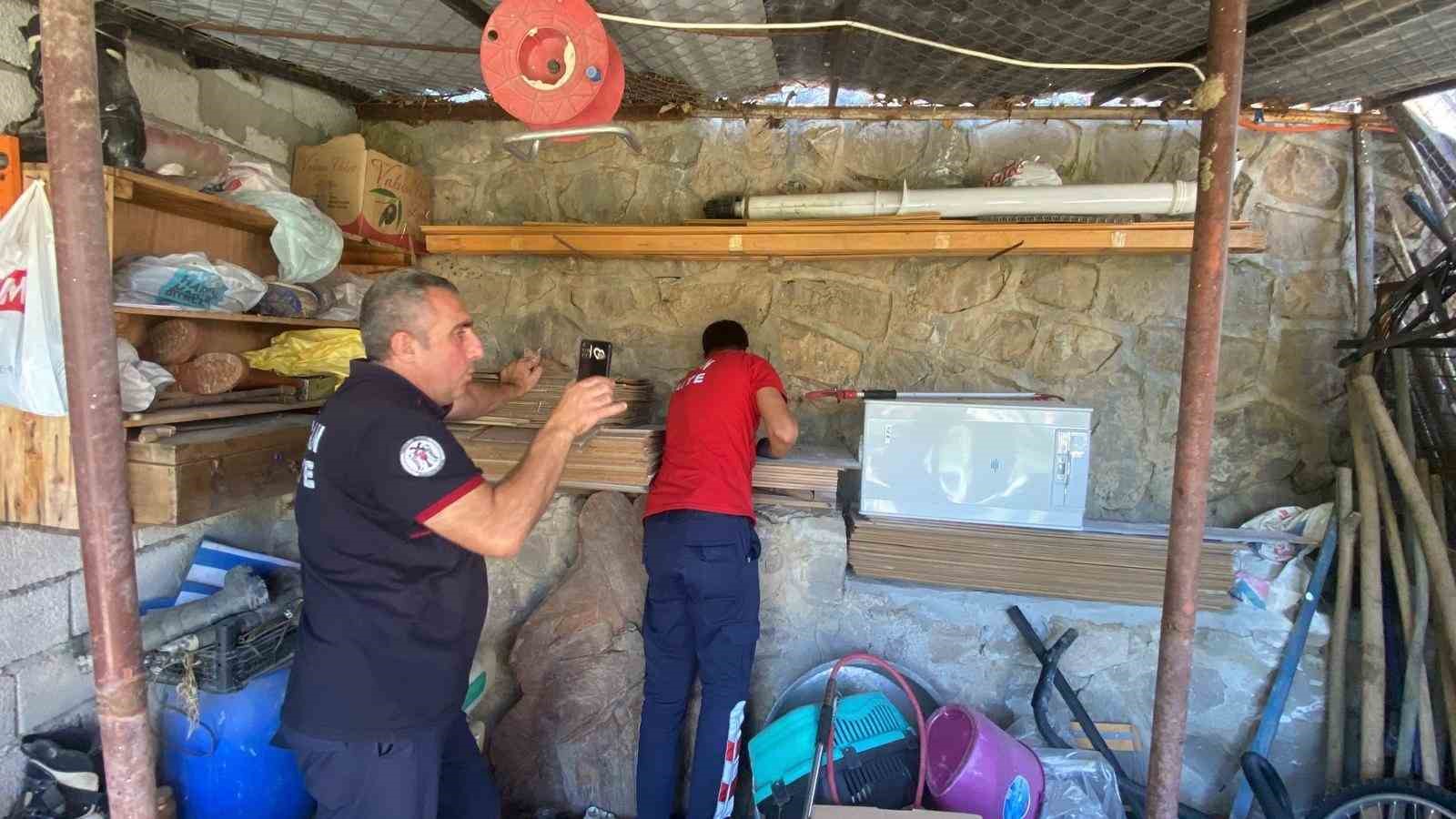 Erzincan&rsquo;da boruya sıkışan yavru kediyi itfaiye kurtardı
