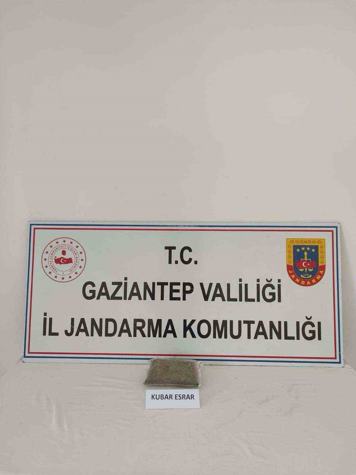 Gaziantep&rsquo;te 5 kilo esrar ile 178 k&ouml;k kenevir ele ge&ccedil;irildi: 4 g&ouml;zaltı
