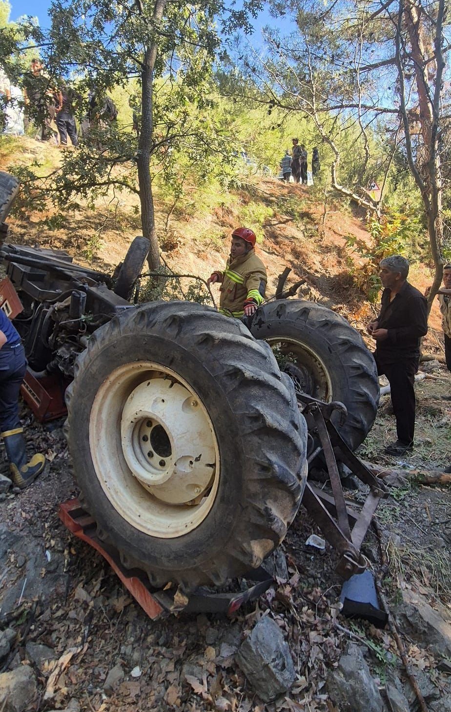 Akhisar&rsquo;da trakt&ouml;r kazası: Dede hayatını kaybetti, torunu ağır yaralandı
