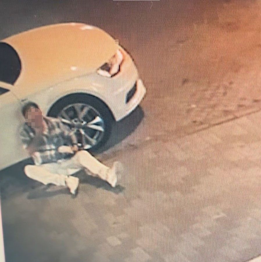 Kartal&rsquo;da kaldırımda y&uuml;r&uuml;yen adama yumrukla saldırdılar
