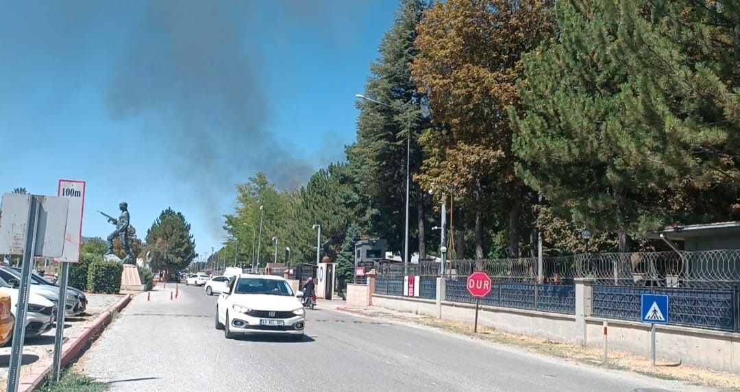 Kütahya Hava Er Eğitim Tugay Komutanlığı’nda çıkan yangın söndürüldü