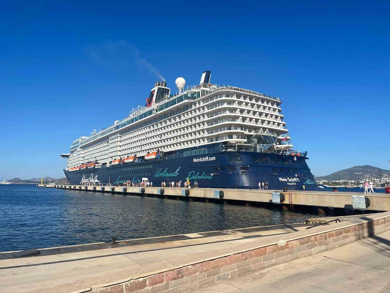 Dev kruvaziyer 2 bin 772 yolcuyla Bodrum&rsquo;a geldi
