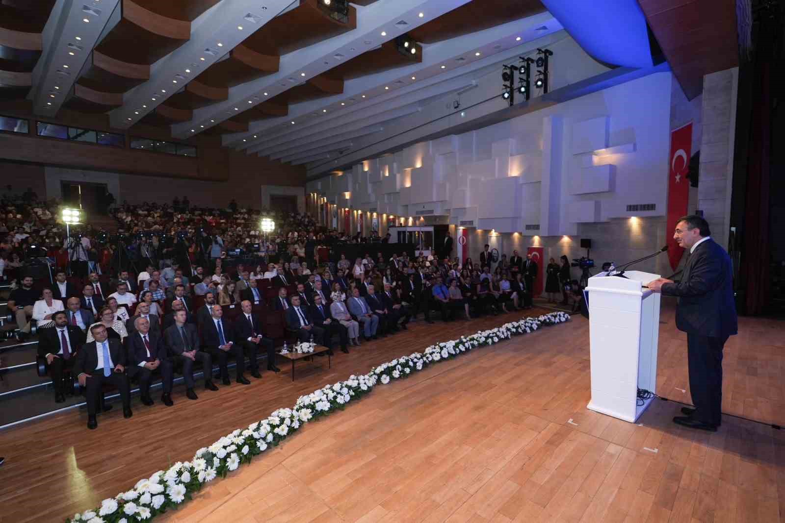 Cumhurbaşkanı Yardımcısı Yılmaz: "Yapay zekanın 2030&rsquo;a kadar k&uuml;resel ekonomiye 15,7 trilyon dolarlık katkı sağlayacağını tahmin ediyoruz"
