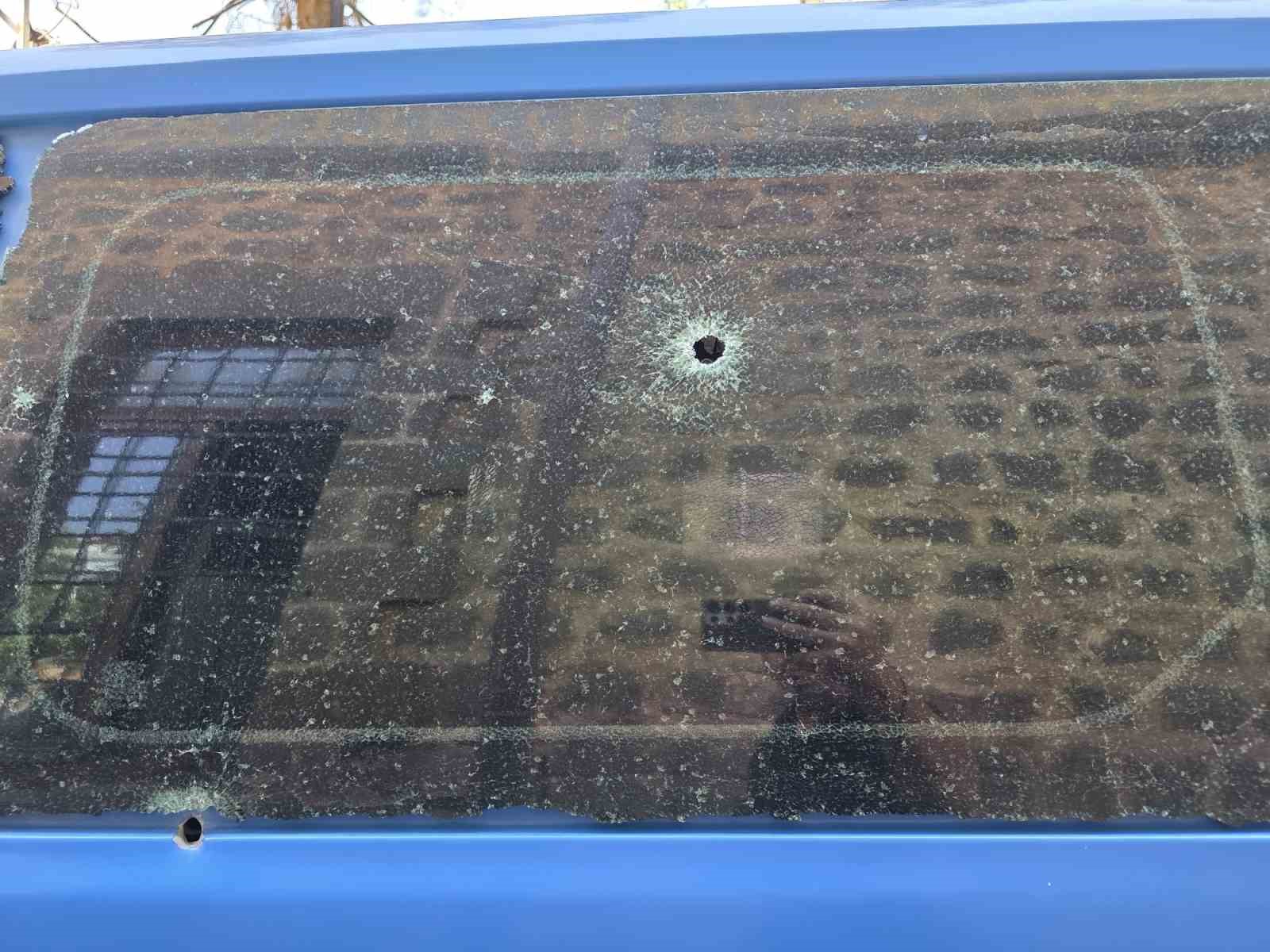 Adliyeden çıkarılan zanlılara silahlı saldırı: 2 yaralı