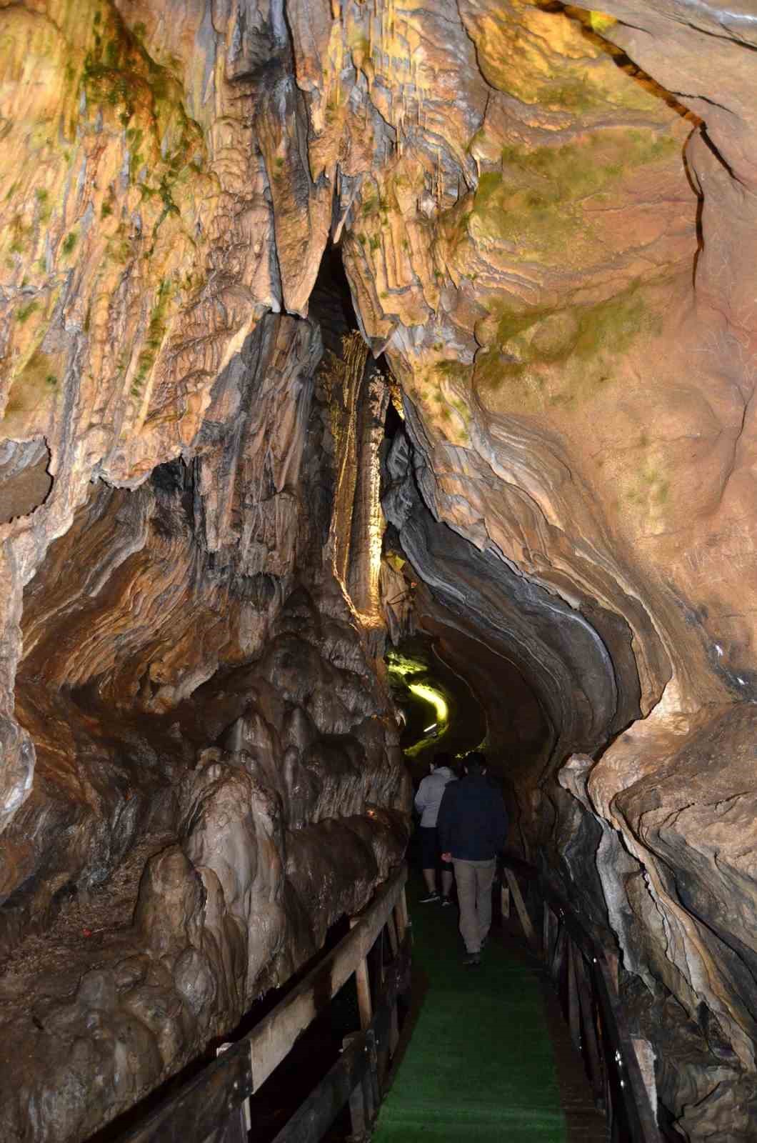 D&uuml;nyanın en uzun ikinci mağarasını 7 ayda yaklaşık 100 bin turist ziyaret etti
