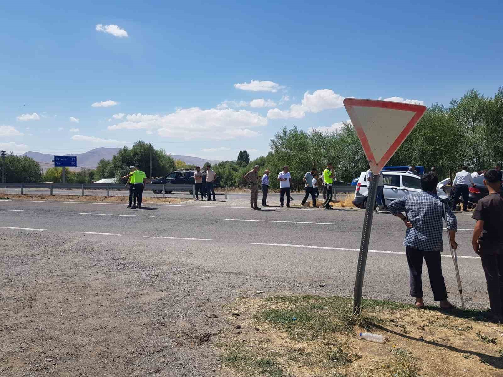 Ağrı İl Sağlık M&uuml;d&uuml;rl&uuml;ğ&uuml;&rsquo;ne ait makam aracı, Patnos d&ouml;n&uuml;ş&uuml;nde kaza yaptı
