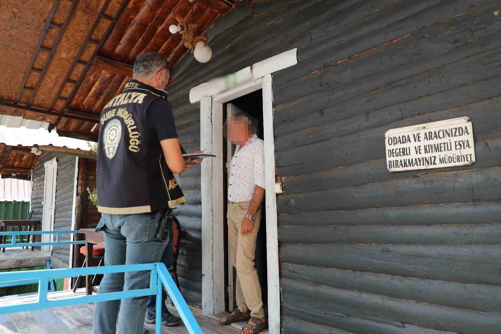 Antalya&rsquo;da eş zamanlı asayiş uygulaması: Aranan 20 kişi yakalandı
