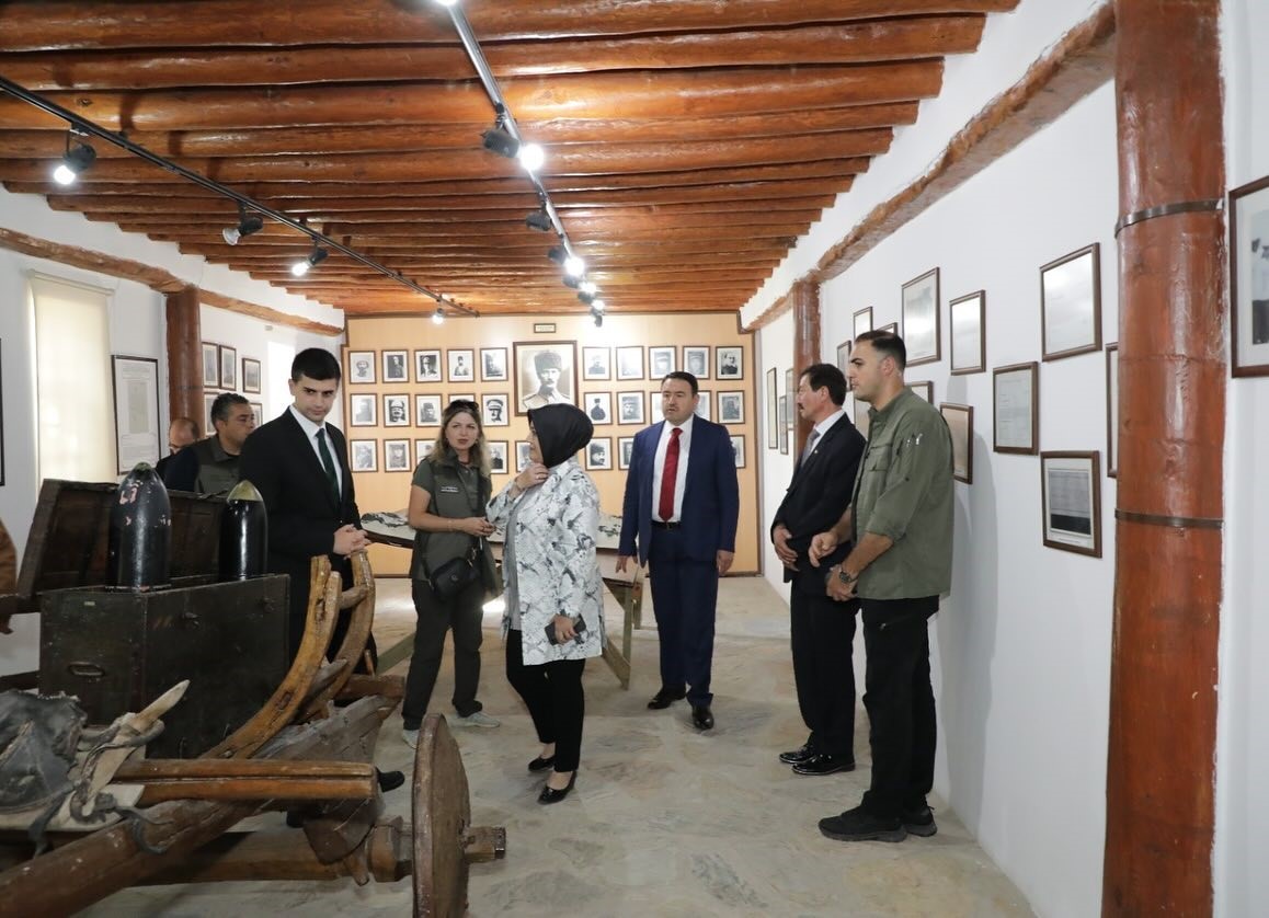 K&uuml;tahya Valisi Işın, Dumlupınar Kurtuluş Savaşı M&uuml;zesi ve Atat&uuml;rk Kararg&acirc;h Evi&rsquo;ni ziyaret etti
