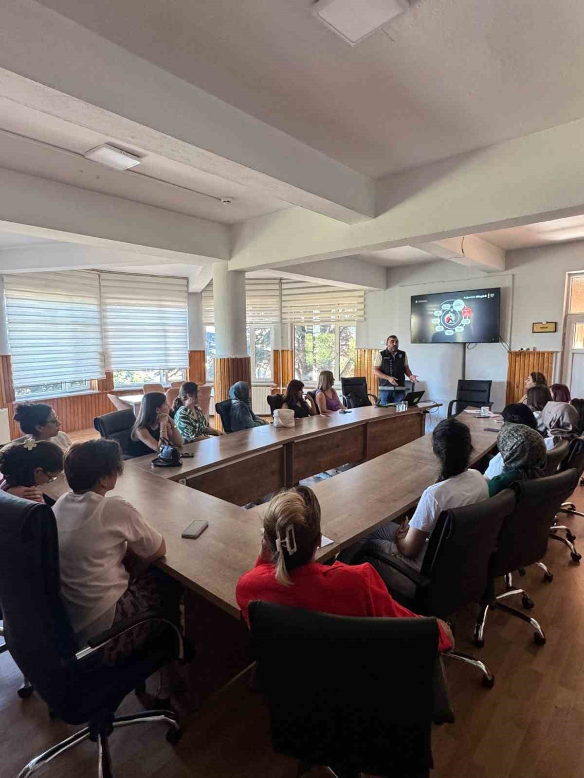 &rsquo;En İyi Narkotik Polisi Anne&rsquo; projesi s&uuml;r&uuml;yor
