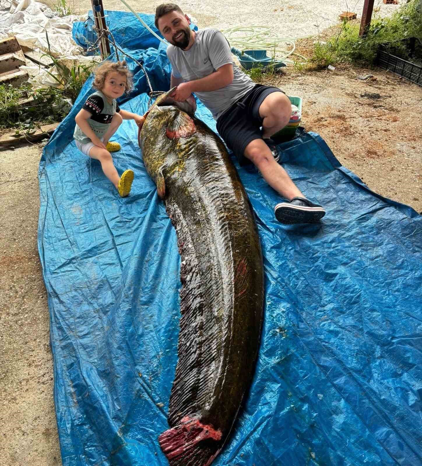 Demirk&ouml;pr&uuml; Barajı&rsquo;nda 114 kiloluk yayın balığı yakalandı
