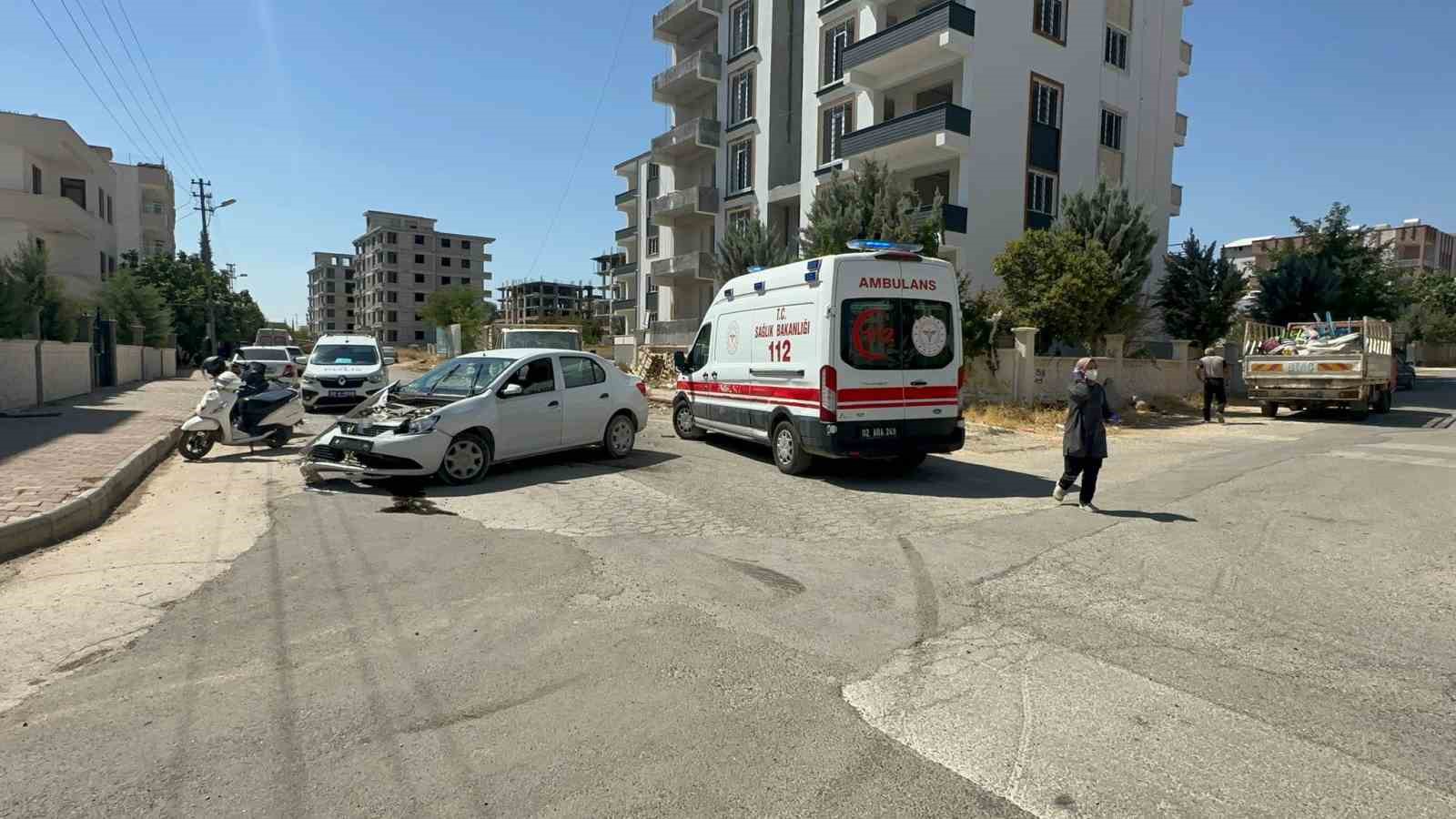 Adıyaman&rsquo;da otomobil ile kamyonet &ccedil;arpıştı: 2 yaralı
