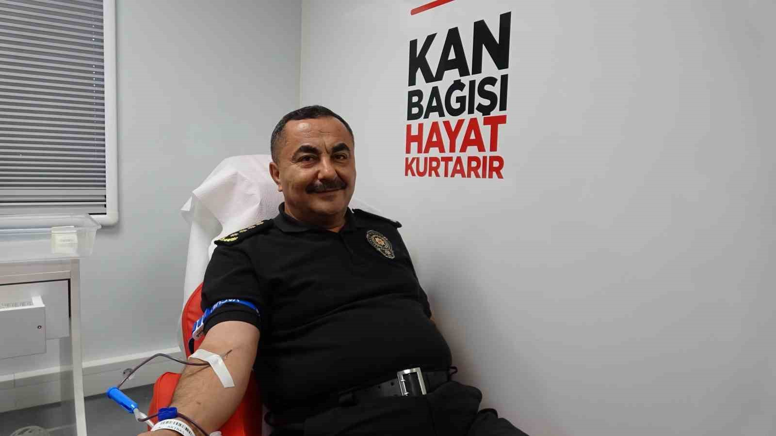 Türk polisinden kan bağışı kampanyasına destek