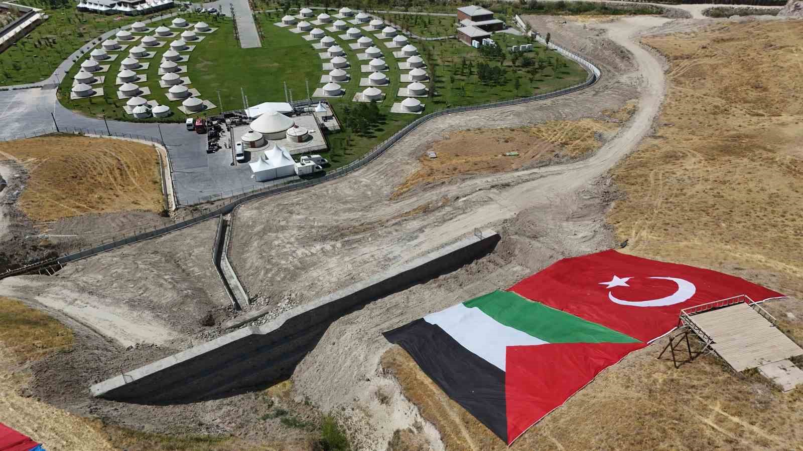 Ahlat’taki etkinlik alanında dev Türk ve Filistin bayrakları açıldı