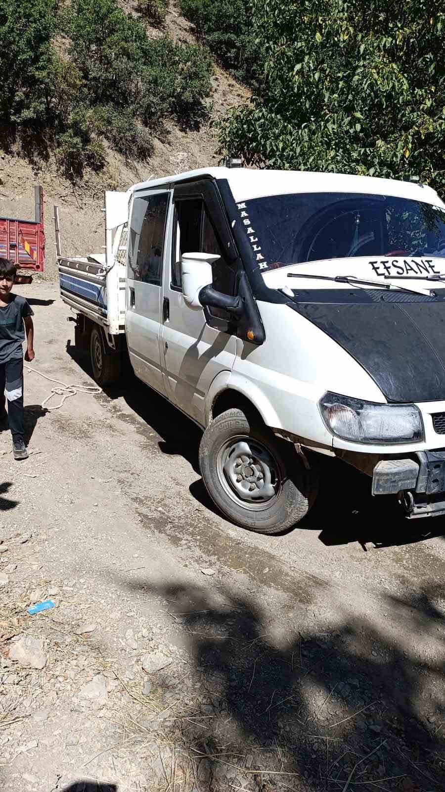 Şemdinli&rsquo;de halatlı kurtarma operasyonu: Kamyonet u&ccedil;urumun kenarından kurtarıldı
