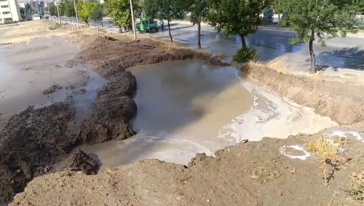 Su borusu patladı, tonlarca su &ccedil;evreye aktı
