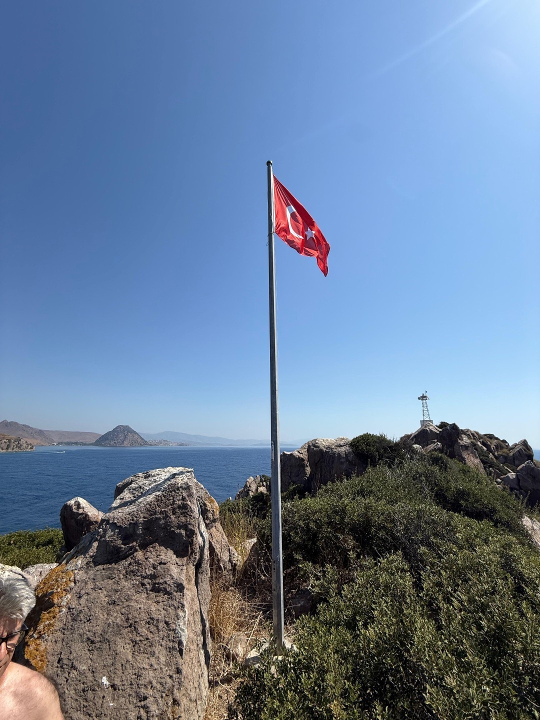 Bodrum Belediyesi kent genelinde yıpranmış bayrakları yeniliyor
