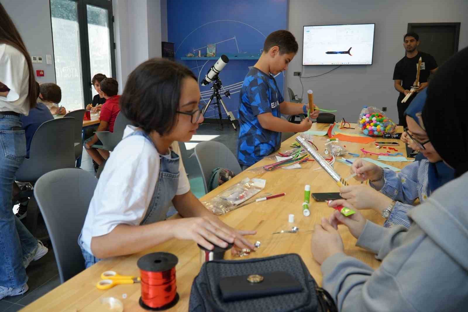 &Uuml;mraniye Şehit M&uuml;hendis Zahide G&uuml;&ccedil;l&uuml; Ekici Bilim Merkezi&rsquo;nde ilk roket denemesi yapıldı
