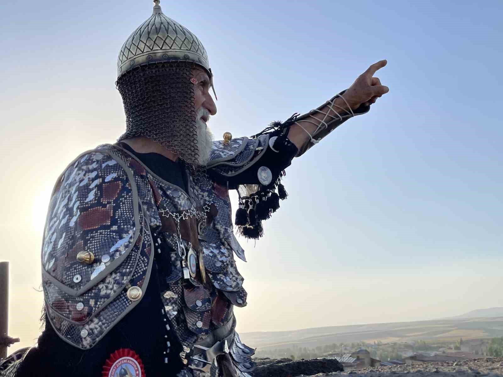 Savaş kıyafetini giydi, Malazgirt Kalesi’ni yeniden fethetti