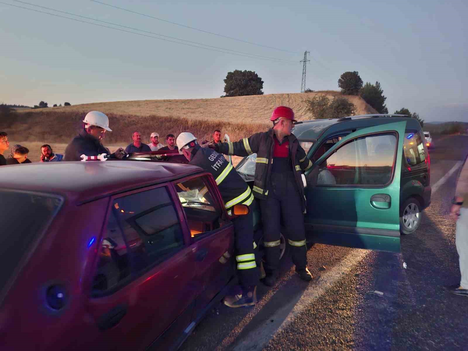 Kütahya’da 2 araç kafa kafaya çarpıştı: 2 ölü, 1 yaralı