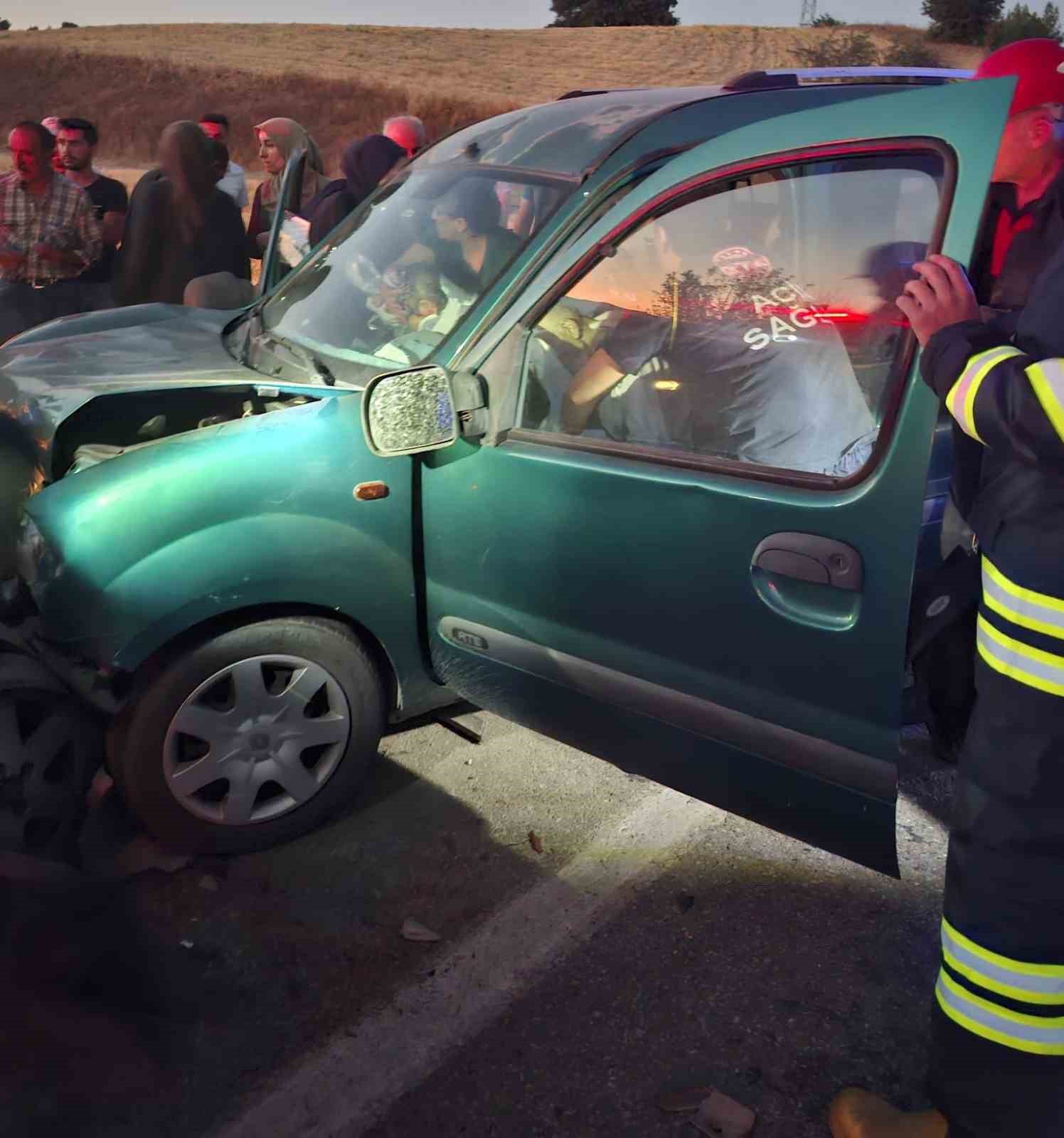 K&uuml;tahya&rsquo;da 2 ara&ccedil; kafa kafaya &ccedil;arpıştı: 2 &ouml;l&uuml;, 1 yaralı
