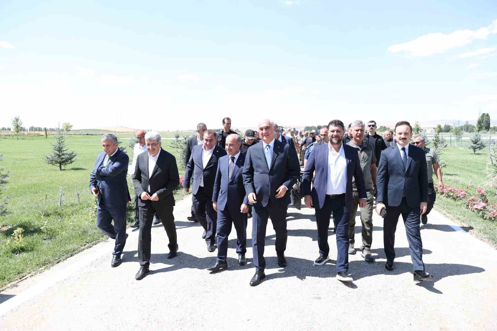 Bakan Yardımcısı Aktaş&rsquo;tan Malazgirt Zaferi etkinlik alanında inceleme
