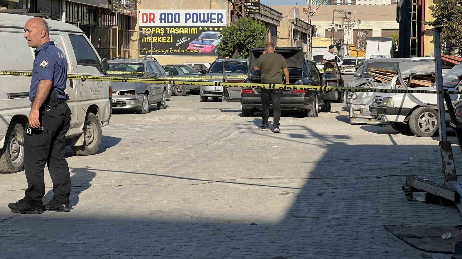 Arabayı yapmayan usta ile m&uuml;şteri arasındaki bı&ccedil;aklı kavgada 3 kişi yaralandı
