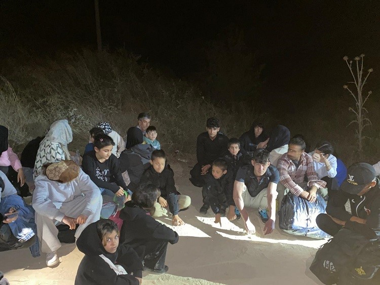 Yunanistan&rsquo;ın geri ittiği 30 d&uuml;zensiz g&ouml;&ccedil;men kurtarıldı
