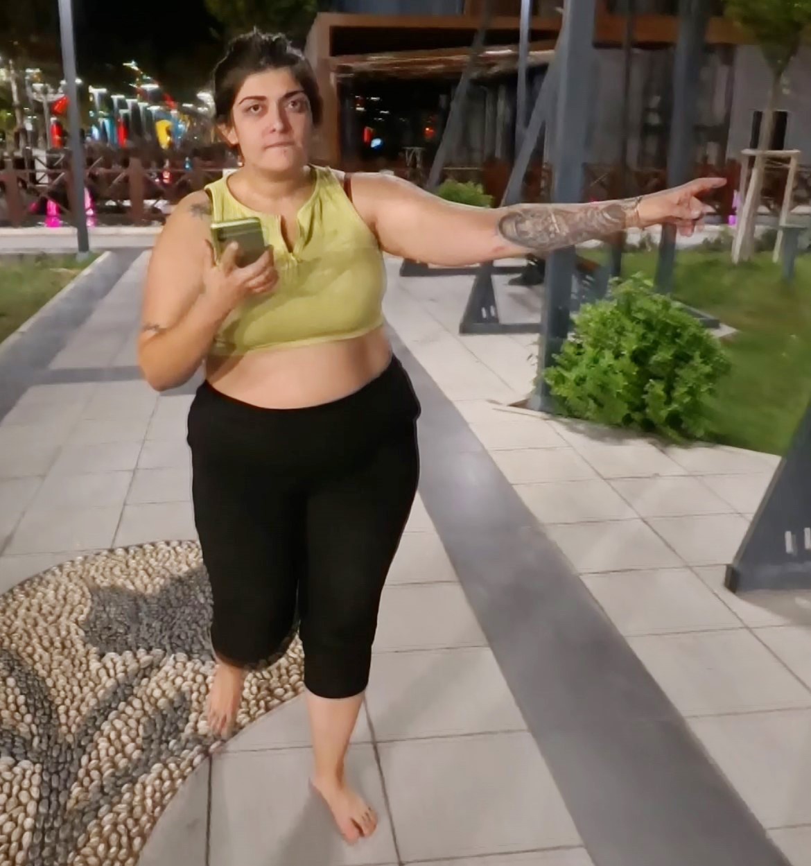 "Tecav&uuml;z ediyorlar" diye &ccedil;ığlık attı, yardıma gelenleri darbetti
