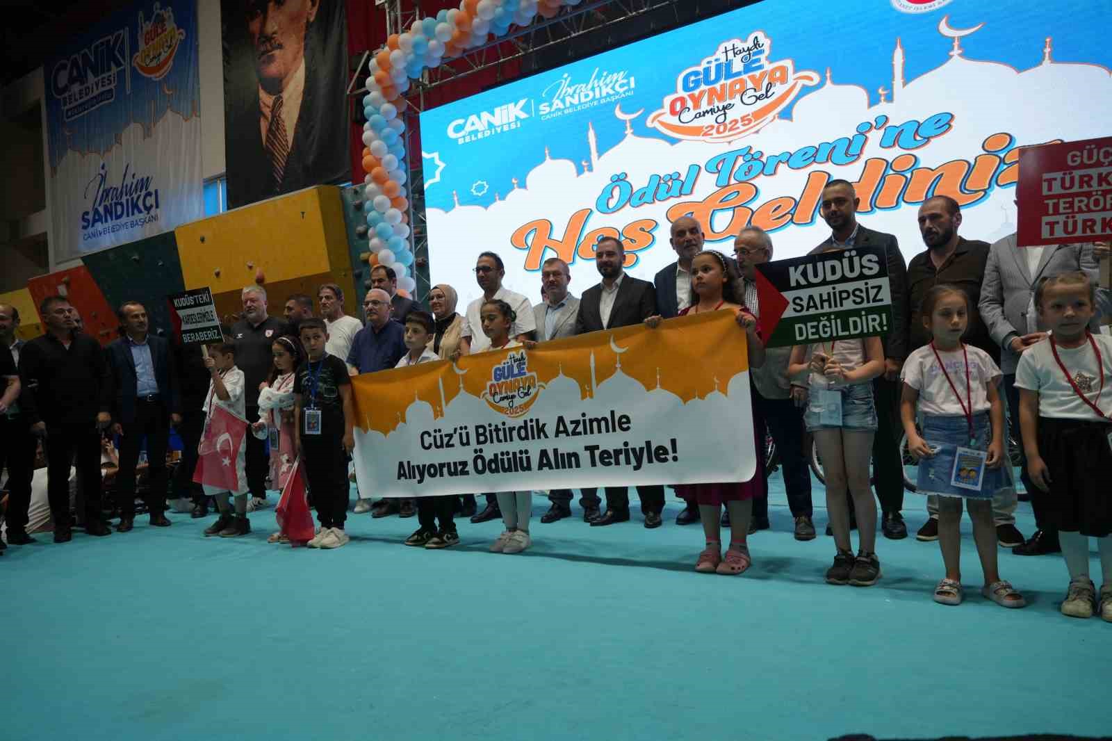 Camiye giden 4 bin &ccedil;ocuk ve gen&ccedil; hediyelerine kavuştu
