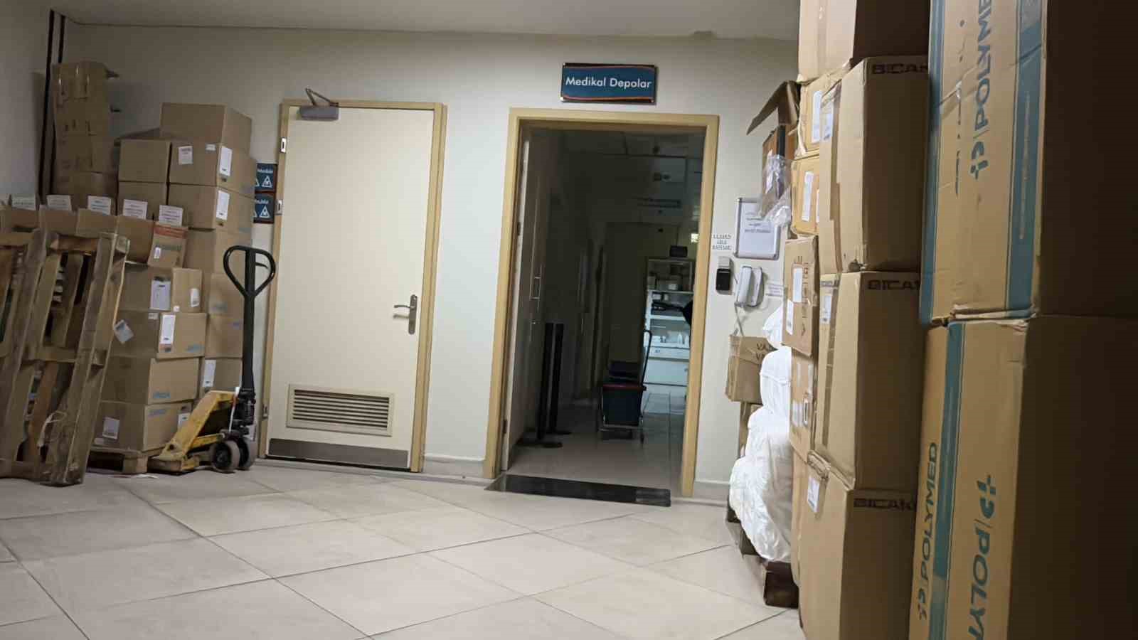 Eşini hastanede silahla vurarak ağır yaraladı